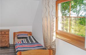 מיטה או מיטות בחדר ב-Nice Home In Choczewo With Kitchen