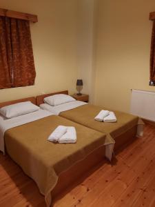 Postel nebo postele na pokoji v ubytování Traditional Guesthouse Vrigiis + 1 fotografie