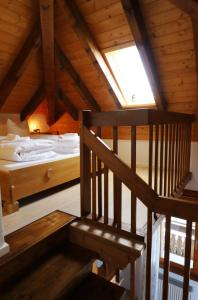 ein Schlafzimmer mit einem Bett und einer Holzdecke in der Unterkunft Haus Panoramablick - Fewo Alpenblick, Höchenschwand in Höchenschwand