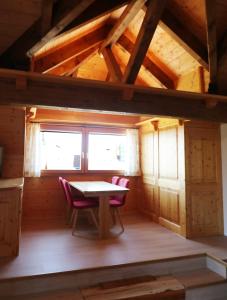 ein Zimmer mit einem Tisch und Stühlen in einer Hütte in der Unterkunft Haus Panoramablick - Fewo Alpenblick, Höchenschwand in Höchenschwand