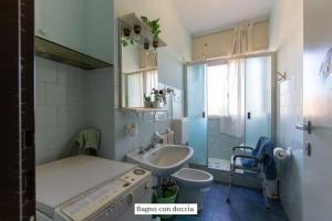 A bathroom at Alinda Bonacci Brunamonti