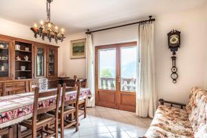 d'une salle à manger avec une table et une fenêtre. dans l'établissement La finestra sul Lago Tenna Ospitar, à Tenna 