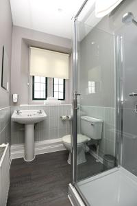 een badkamer met een toilet, een wastafel en een douche bij Fox & Goose, Barrow Gurney by Marston's Inns in Bristol