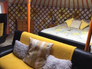 Postel nebo postele na pokoji v ubytování Orange Yurt with Hot Tub- Sleeps 3 Parking & WiFi