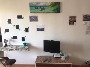 een kamer met een bureau en een computermonitor aan de muur bij family studio cluj-napoca in Cluj-Napoca