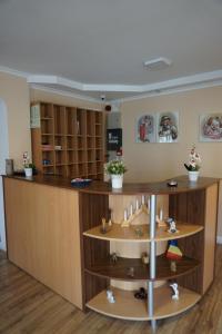 una oficina con un mostrador y estanterías en una habitación en Pensiunea Elias, en Cluj-Napoca