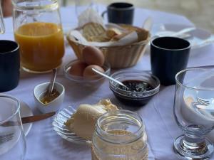 uma mesa coberta com pratos de comida e copos de sumo de laranja em Traditional Guesthouse Vrigiis em Agios Germanos