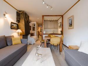 Appartement La Clusaz, 2 pièces, 5 personnes - FR-1-304-70にあるシーティングエリア