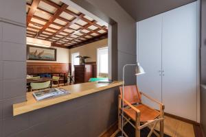 biuro domowe z biurkiem i krzesłami w obiekcie Serenata Boutique Rooms w Porto