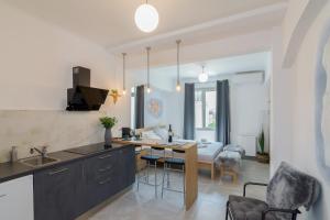 A kitchen or kitchenette at Nereid Apartment
