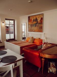 リューネブルクにあるBacksteinparadiesのベッドルーム1室(ベッド1台、ソファ、テーブル付)