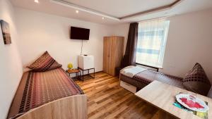 Un pat sau paturi într-o cameră la Sehr zentrales und modernes Zimmer in Isny im Allgäu mit Gemeinschaftsbad