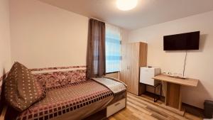 a hotel room with a bed and a window at Sehr zentrales und modernes Zimmer in Isny im Allgäu mit Gemeinschaftsbad in Isny im Allgäu