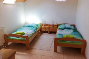 Penzión Farmárik في Bolešov: غرفة نوم بسريرين وخزانة