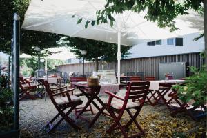 een groep tafels en stoelen onder een paraplu bij Gasthof Abfalter in Golling an der Salzach