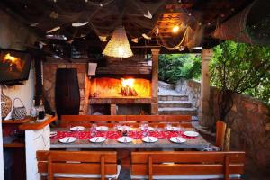 - une table dans un restaurant avec une cheminée dans l'établissement Apartments by the sea Ivan Dolac, Hvar - 8700, à Jelsa