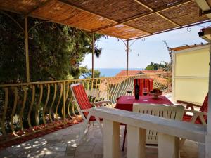d'une table et de chaises sur un balcon avec vue sur l'océan. dans l'établissement Apartments by the sea Ivan Dolac, Hvar - 8700, à Jelsa