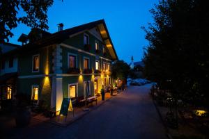 Budova, kde se penzion nachází + 5 fotografií