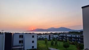 einen Blick auf den Sonnenuntergang von einem Gebäude aus in der Unterkunft Appartement neuf T2 centre de Porticcio in Porticcio