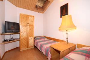 una camera con letto, lampada e TV di Apartments by the sea Ivan Dolac, Hvar - 8711 a Jelsa (Gelsa)