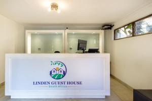 una señal para una casa de huéspedes india en una habitación en Linden Guest House, en Johannesburgo