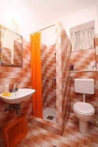 Ένα μπάνιο στο Apartments by the sea Sveta Nedilja, Hvar - 8725