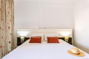 3Aktes Suites & Studios客房内的一张或多张床位