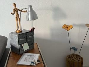 un bureau avec une statue d'un homme sur une lampe dans l'établissement Bel appartement à 100 mètres de la plage, à Nice