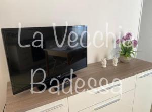 A television and/or entertainment centre at La vecchia Badessa a due passi dal mare