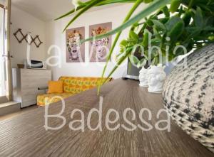 ein Wohnzimmer mit Sofa und einigen Pflanzen in der Unterkunft La vecchia Badessa a due passi dal mare in Macari