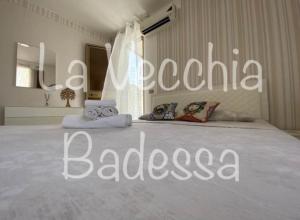 ein großes Bett mit den Worten Bacheloria knallhart drauf in der Unterkunft La vecchia Badessa a due passi dal mare in Macari