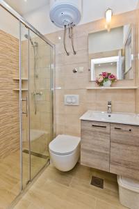ein Bad mit einer Dusche, einem WC und einem Waschbecken in der Unterkunft Apartments by the sea Cove Zastupac, Hvar - 8761 in Hvar