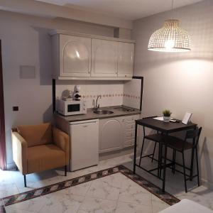 Kuchyň nebo kuchyňský kout v ubytování La Palmera Rooms