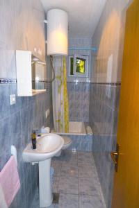 ein Badezimmer mit einem Waschbecken, einem WC und einer Badewanne in der Unterkunft Apartments by the sea Ivan Dolac, Hvar - 8782 in Ivan Dolac