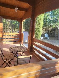 een veranda van een hut met banken en stoelen bij Casa Madera Urbanizacion Socorro in Sevilla