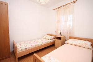Postel nebo postele na pokoji v ubytování Apartments with parking spaces Ivan Dolac, Hvar - 8797