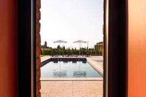 Tsinandali的住宿－Tsinandali Estate Villa Collection，透过门可欣赏到游泳池的景色