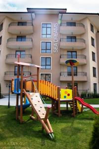 une aire de jeux en face d'un bâtiment dans l'établissement Sea Dreams Apartment, à Sveti Vlas