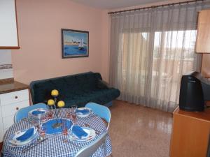 a living room with a green couch and a table at Apartment Deveses Park in Denia