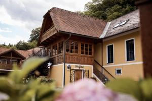 una casa grande con techo marrón en Bio Weingut Matthias Schnabl, en Gamlitz