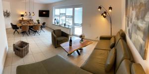 ein Wohnzimmer mit einem Sofa und einem Tisch in der Unterkunft Ferienhaus Uggelharde in Tarp