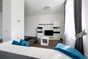 Biały pokój z łóżkiem i salonem w obiekcie Budapest Michaelides Luxury Suite w Budapeszcie