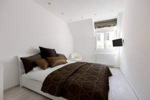 sypialnia z dużym łóżkiem w białym pokoju w obiekcie Budapest Michaelides Luxury Suite w Budapeszcie