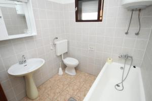 Koupelna v ubytování Apartments with parking space Metajna, Pag - 527