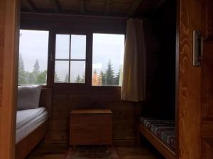 a small room with a window and a couch at Kardelen Bungalov Evleri̇ in Ayder Yaylasi