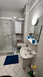 A bathroom at Farkas apartman