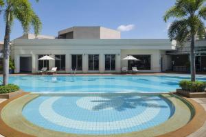Der Swimmingpool an oder in der Nähe von Miracle Grand Convention Hotel