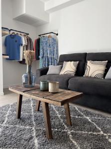 ein Wohnzimmer mit einem Sofa und einem Couchtisch aus Holz in der Unterkunft Appartement situé en plein coeur du centre-ville in Rochefort