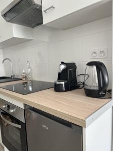 eine Küchentheke mit einem Toaster und einem Gerät darauf in der Unterkunft Appartement situé en plein coeur du centre-ville in Rochefort