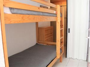 a bunk bed in a room with a closet at Appartement Vars, 2 pièces, 4 personnes - FR-1-330B-69 in Vars
